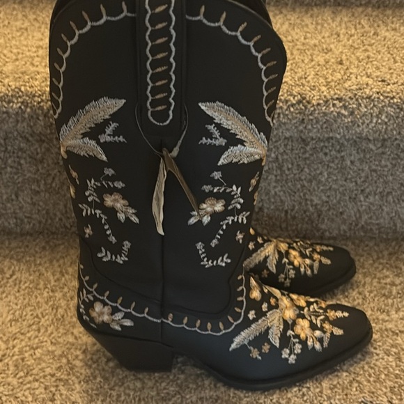 Dingo Black and White Embroidered Heeled Boots - Picture 13 of 13